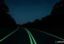 Strade che si illuminano al buio: il futuro della segnaletica arriva dall’Australia